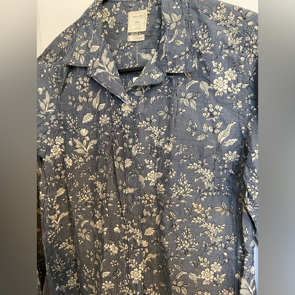 GAP Button Down - Picture 2 of 3